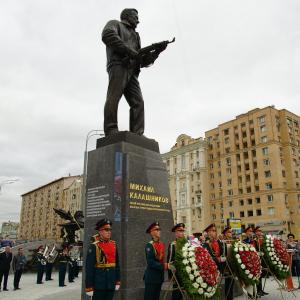 Открытие памятника конструктору М.Калашникову работы С.Щербакова