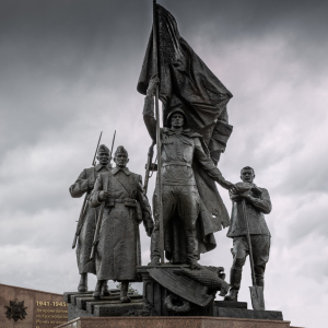 А.Е. Ткачук.  Под знаменем победы. 2019. Бронза. Высота 7 м. ул. Свердловская, 9, г. Красноярск.  Фото А.А. Снетков.