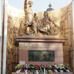 Уменьшенная копия Памятника Минину и Пожарскому в Нижнем Новгороде