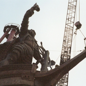 Монтаж памятника "300 лет российскому  флоту. ПетрI". 1996-1997. Бронза.