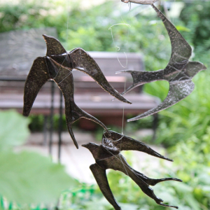 Фрагмент работ выставки художников стекла «Все в сад!..» во внутреннем дворике РАХ.  Фото: Елена Клембо, пресс-служба РАХ