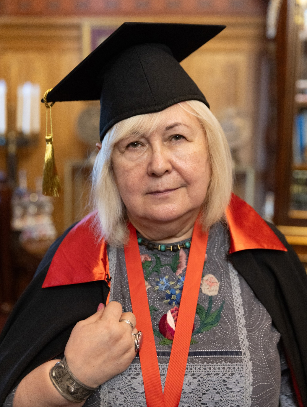 ЗВОНАРЕВА Лола Уткировна