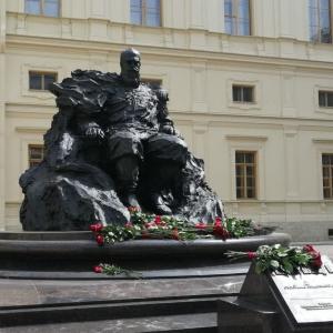 Памятник императору Александру III открыт в Гатчине 