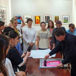 Мастер-класс по шелкографии Николая Куняева в рамках V Международной биеннале печатной графики «Кубачинская башня» в Дагестане