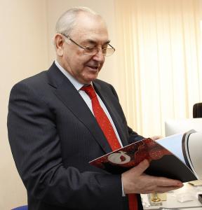 К 85-летию почетного члена РАХ Александра Дзасохова 