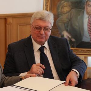 К 75-летию почётного члена РАХ Анатолия Васильевича Торкунова