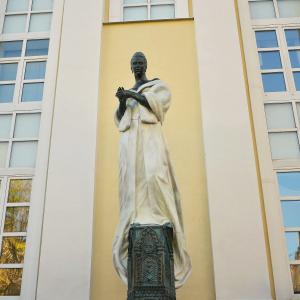 Памятник певице Галине Вишневской работы А.Рукавишникова и М.Посохина открыт в Москве