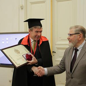 Вручение регалий почетного члена Российской академии художеств А.А. Ретеюму.
