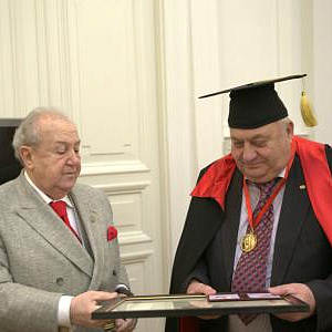 К 75-летию почетного члена РАХ Владимира Сергеевича Стулова