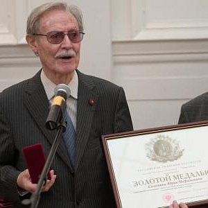 К юбилею почетного члена РАХ Юрия Соломина 