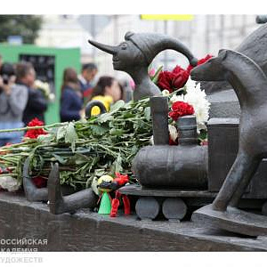 Президент РАХ З.К. Церетели возложил цветы к памятнику жертвам Бесланской трагедии на Аланском подворье