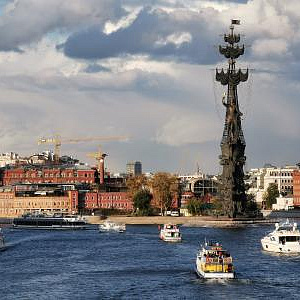 5 сентября 1997 года торжественно открыт «Памятник в ознаменование 300-летия Российского флота. Петр I», работы З.К.Церетели
