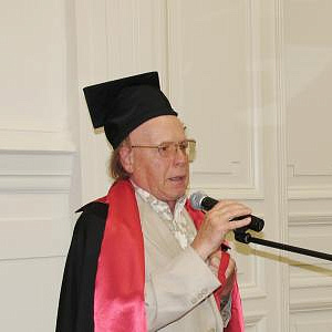 К 85-летию почетного члена РАХ  Эдварда Станиславовича Радзинского