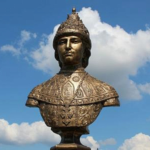 В Нижнем Новгороде открылась «Романовская аллея славы», работы члена-корреспондента РАХ А.Аполлонова и А.Горшкова.