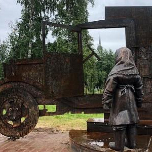 В селе Кобона Ленинградской области открыли памятник «Неизвестному водителю» работы А. Таратынова