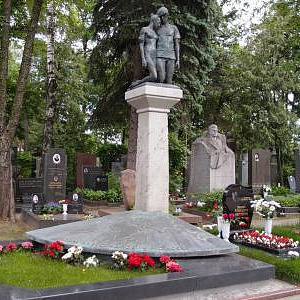 На Новодевичьем кладбище в Москве открыт памятник хореографу И.Моисееву работы А.Рукавишникова