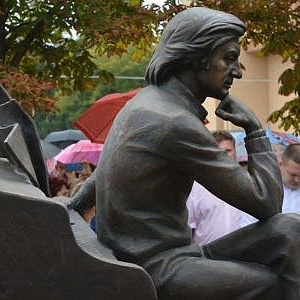 Памятник А.Шнитке работы А.Щербакова открыт в г.Энгельсе