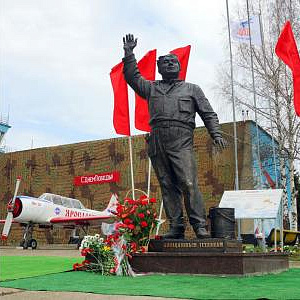 Открытие первого в России памятника  авиатехникам работы Е.Пасхиной
