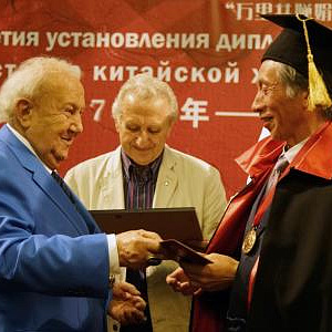 Вручение регалий Почетного члена РАХ председателю Союза художников Китая  Фань Дианю
