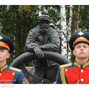 В Москве открыт монумент героям-автомобилистам, работы А.Рукавишникова и И.Вознесенского.