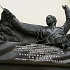 В Москве открыта мемориальная доска дирижеру В.М.Халилову (1952–2016). Авторы академики РАХ М.Переяславец и В.Бухаев.