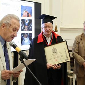 Вручение регалий почетного члена Российской академии художеств Е.Устиновичу и Е.Малиновски.