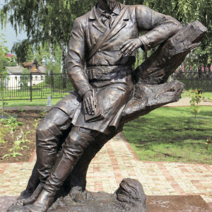 Скульптор Е. В. Пасхина. Памятник поэту Н.А.Некрасову в селе Вятское, Ярославской области. 2018. Бронза, гранит. 250×250×100. Фото: Михаил Тропин
