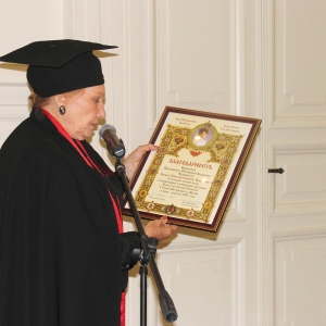 08.07.2005-28.08.2005. Выставка «Искусство Великой Княгини». Выставка живописных работ Великой Княгини Ольги Александровны в РАХ. Вручение регалий почетного члена РАХ О.Н.Куликовской -р Рмановой