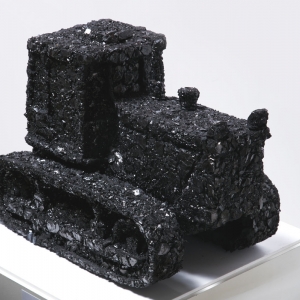 В.Г. Анзельм. Бульдозер. 2009. Антрацит, эпоксидная смола, 32х40х23