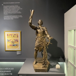 Скульптура Петра Великого на выставке «Петр I. Мифы и легенды» в Коломенском. 2022.