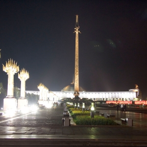 Мемориал Победы на Поклонной горе. Слева- ансамбль памятных стел.