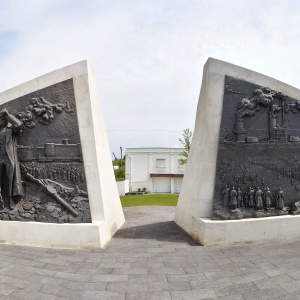 22.04.2021. В Севастополе открыт памятник, посвященный окончанию Гражданской войны на юге России, авторства академика РАХ А.Н.Ковальчука