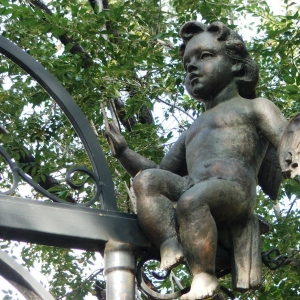 К.М.Зинич. Ангел — аллегория искусства, г. Абакан. 2008. Установлен над воротами рядом с Художественной школой им. Д.И. Каратанова.