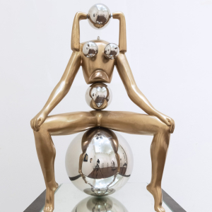 И.А. Бурганов. Сидящая. Композитный материал, оптическое стекло. Фото Виктора Берёзкина, пресс-служба РАХ