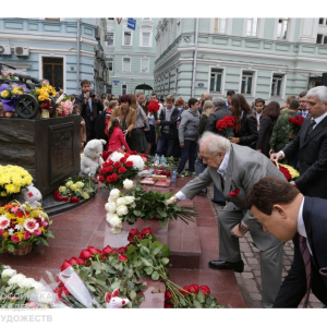 03.11.2024. Президент РАХ З.К. Церетели возложил цветы к памятнику жертвам Бесланской трагедии на Аланском подворье. Фото: Серги Шагулашвили для РАХ