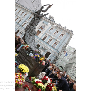03.11.2024. Президент РАХ З.К. Церетели возложил цветы к памятнику жертвам Бесланской трагедии на Аланском подворье. Фото: Серги Шагулашвили для РАХ