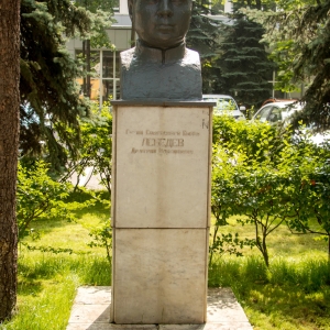 Г.Д.Жилкин. Бюст Герою Советского Союза Д.М.Лебедеву. 1959г. На территории завода «Калибр», Москва