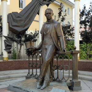 Скульптор Е. В. Пасхина. Архитектор А. Мишина. Памятник Л. В. Собинову в Ярославле. 2007. Бронза, гранит. 500×1000×500. Фото: Сергей Беляков