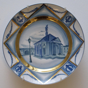 Т.В. Афанасьева (автор росписи). Блюдо «Ботный домик». 1977 г. Фарфор, роспись надглазурная полихромная, позолота. Фото и собрание Государственного Эрмитажа.