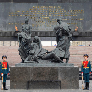 М.К. Аникушин (1917-1997). Скульптурная группа «Победители». Монумент героическим защитникам Ленинграда на Площади Победы в Санкт-Петербурге. 1975. Фото: Илья Выдревич / ТАСС