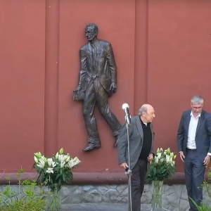Академик РАХ Георгий Франгулян - автор памятного горельефа директору московской Второй школы В.Ф.Овчинникову