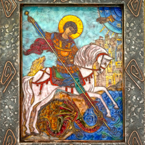 Р.И. Оздоев. «Победоносец», 2019, перегородчатая огненная эмаль, 21х27х5 см., частная коллекция, автор фото Оздоев Р.Р.