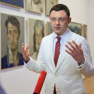 Официальное открытие девятой межрегиональной академической выставки «Красные ворота / Против течения» в МВК РАХ. Фото: Виктор Берёзкин, пресс-служба РАХ