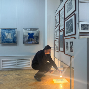 Мастер-класс по шелкографии Николая Куняева в рамках V Международной биеннале печатной графики «Кубачинская башня» в Махачкале. Фото: Мария Смолянинова.