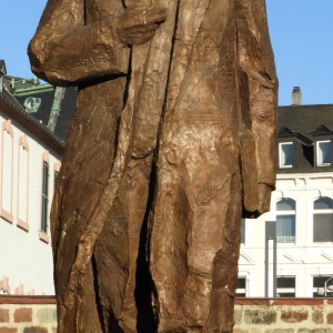У Вэйшань. Памятник Карлу Марксу в Трире, бронза. Автор фото: Yvain2908