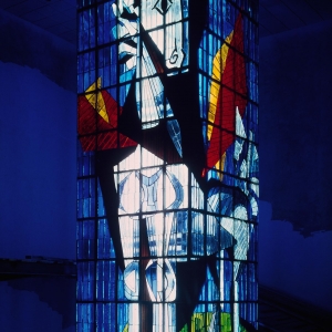 Л.Г. Полищук (1925-2022), С.И. Щербинина (1930-2017). Витраж «Пегас» во Дворце Культуры в Уфе. 1970-1973. Литое стекло.