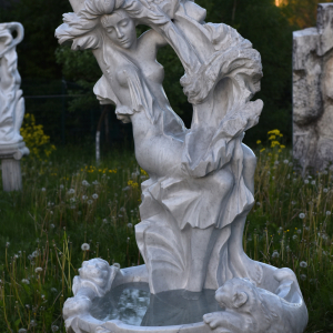 Фонтан «Источник» (мрамор, 2005 г.) работы Сергея Казанцева. Фото: Елена Казанцева
