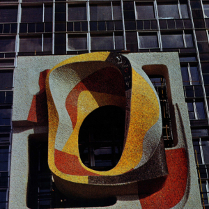 В.К. Васильцов (1932-2008), Э.А. Жарёнова. Лента Мебиуса. Горельеф с мозаикой на фасаде Центрального экономико-математического института АН СССР в Москва. 1976. Фото из книги «Московские монументалисты». М., 1985.