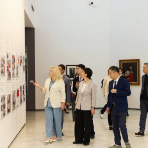 Члены РАХ - участники выставки «Взгляд назад через мост искусств» в Сычуаньской академии изящных искусств (Китай). Фото: пресс-служба Сычуаньской академии изящных искусств.