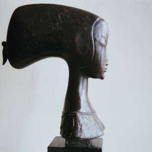 Е.С. Верещагин (1952-2024). Незнакомка. Бронза, камень, 2018г. Фото: Г. Лопатина. Частное собрание.